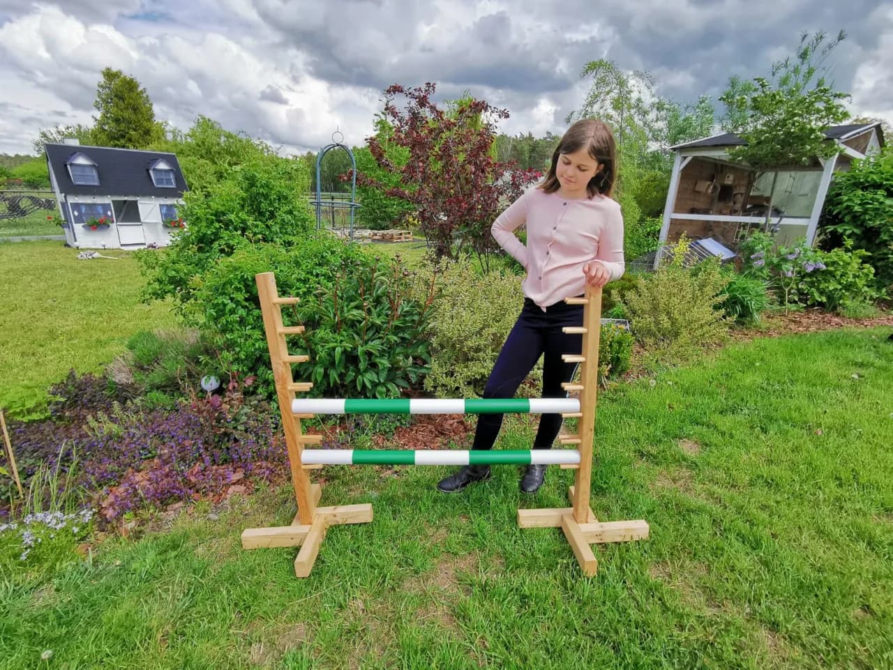 Jak poprzeczka przeszkody na torze jeździeckim wpływa na skoki?